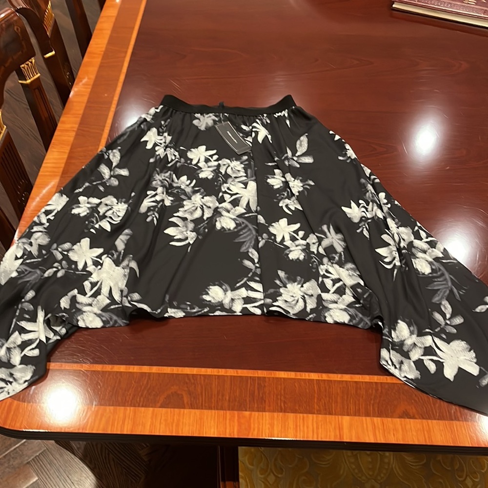 New with tag BCBG MAXAZRIA skirt - Picture 2 of 5
